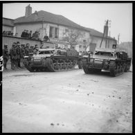 Des TRC Lorraine 37L du bataillon de chars de combat défilent dans les rues de Magny.