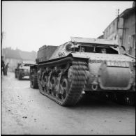 Des TRC Lorraine 37L du bataillon de chars de combat défilent dans les rues de Magny.