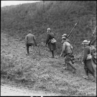 Une patrouille de la 3e armée ramène derrière les lignes deux prisonniers allemands.