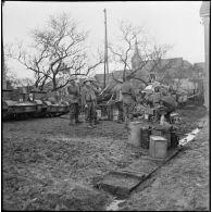 Dans un village de Moselle (zone de la 3e armée) une colonne motorisée de la 51e DI (BEF) est à l'arrêt.