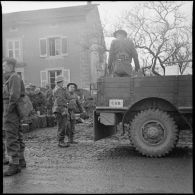 Dans un village de Moselle (zone de la 3e armée) des soldats de la 51e DI (BEF) déchargent un camion.