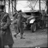 Des soldats anglais de la BEF se tiennent près d'un camion Morris C8.