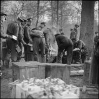 Distribution de nourriture pour des soldats anglais de la BEF.