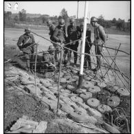 Des soldats de la 4e armée sont photographiés près de mines antichars allemandes.