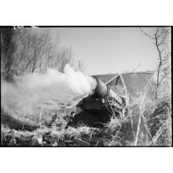 Tir d'un mortier de 280 mm Schneider dans le secteur de la 4e armée.
