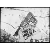 Un artilleur de la 4e armée règle en site un mortier de 280 mm Schneider.