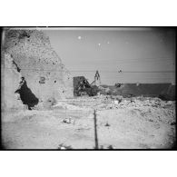 Diverses vues de ruines dans des villages, tir de pièces d'artillerie, épave d'avion abattu et remise de décorations.
