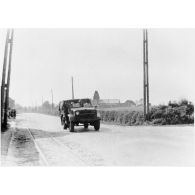 Plan général de face d'un camion Bedford du 12e lanciers britannique qui roule sur une route près de Thisnes le 10 mai 1940 à 14 heures.