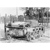 Plan général de trois quarts arrière d'un char allemand Pz-I Munitionsschlepper détruit à Ambresin.
