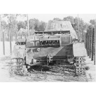Plan moyen de dos d'un char allemand Panzerkampfwagen I Ausführung B (Sd.kfz.101) détruit.