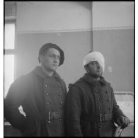 Portrait de deux chasseurs du 13e BCP dont l'un des deux porte un pansement au visage.