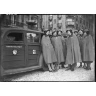 Photographie de groupe d'infirmières britanniques de la Formation Hadfield Spears dans une rue.