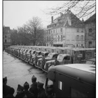 Plan général d'ambulances Chevrolet de la SSVA n°2 (section sanitaire de volontaires américains) rassemblées sur la place d'une ville.