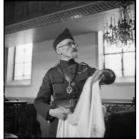 Un rabbin, aumônier militaire, est photographié dans une synagogue du secteur de la 5e armée.