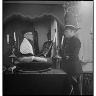 Dans une synagogue un rabbin remet les tables de la Loi à un gendarme dans le secteur de la 5e armée.