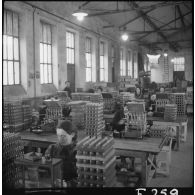 Des femmes travaillent dans un atelier de conditionnement des cartouches de l'usine de munitions de Valence.