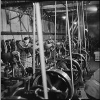 Des femmes travaillent dans un atelier de fabrication de cartouches de l'usine de Valence.
