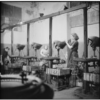 Des femmes travaillent dans un atelier de fabrication de cartouches de l'usine de Valence.