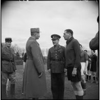 Le général Giraud discute avec un officier britannique lors d'une manifestation sportive militaire.