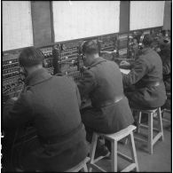 Des soldats du 28e RTrs dans un central téléphonique.