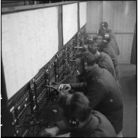 Des soldats du 28e RTrs dans un central téléphonique.