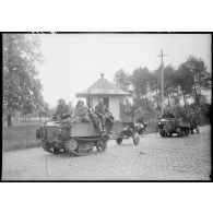 Des véhicules belges trans portent des canons antichar et des soldats de la 7e armée en opération