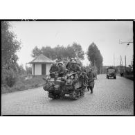 Une chenillette belge transporte des soldats de la 7e armée lors d'une opération.