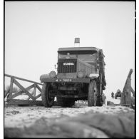 Tracteur lourd de dépannage de chars de type Somua MCL 5, traversant un pont en bois contruit récemment sur le front de la 9e armée.