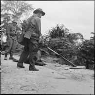 Détection de mines sur une route par des militaires 73e BG (bataillon du génie) au cours de l'opération Atlante.