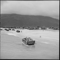 Débarquement du matériel et des troupes au cours de la phase Axelle de l'opération Atlante.