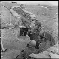 Mise en batterie d'un mortier de 81 mm dans une alvéole du camp de Diên Biên Phu.