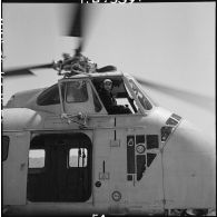 Le pilote d'un hélicoptère Sikorsky S55 à bord de son appareil au cours d'une évacuation sanitaire à Diên Biên Phu.