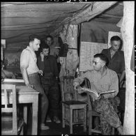 Conversation entre des officiers dans un PC souterrain de Diên Biên Phu.