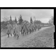 Arvillers (Somme). Soldats allant effectuer des travaux de terrassement. [légende d'origine]