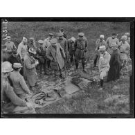 Sains (Somme). Général anglais visitant le champ de tir. Le matériel pour le fusil-mitrailleur. [légende d'origine]