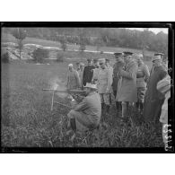 Champ de tir de Sains (Somme). Général anglais assistant à des exercices de tir au fusil mitrailleur. Tir position à genoux. [légende d'origine]