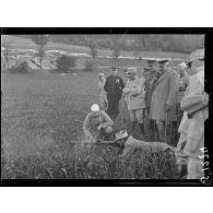 Champ de tir de Sains (Somme). Général anglais assistant à des exercices de tir au fusil mitrailleur. Tir position couché. [légende d'origine]