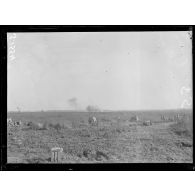 Eclatement d'obus allemands sur la région conquise de Dompierre (Somme). Au premier plan batterie de 75. [légende d'origine]