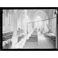 Asnières-sur-Oise. Ancienne abbaye de Royaumont. Hôpital écossais de 400 lits. La salle Canada dans une chapelle de l'abbaye. [légende d'origine]