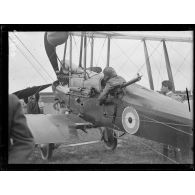 Esquennoy (Oise). Champ d'aviation. Biplan Bristol, dispositif spécial d'armement : la mitrailleuse mue par le moteur. [légende d'origine]