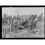 Maricourt (Somme). Canon anglais d'artillerie lourde. Canon chargé en position de tir. [légende d'origine]