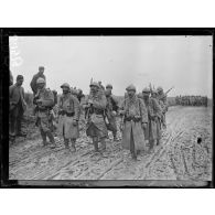 Près Etinehem (Somme). Régiment d'infanterie (363e infanterie) revenant de la 1ère ligne. [légende d'origine]
