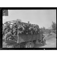 Maricourt (Somme). Troupes africaines anglaises se rendant en première ligne par auto camions. Un des camions. [légende d'origine]