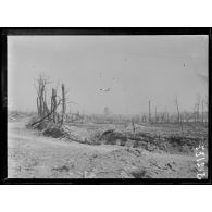 Vue prise sur le village de Cléry et les marais de la Somme pendant l'attaque du 25 septembre 1916. Eclat d'un obus allemand de gros calibre. [légende d'origine]
