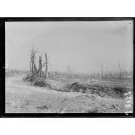 Vue prise sur le village de Cléry et les marais de la Somme pendant l'attaque du 25 septembre 1916. Eclat d'un obus allemand de gros calibre. [légende d'origine]