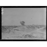 Près de Cléry-sur-Somme. Eclatement d'un obus allemand de gros calibre. Attaque du 25 septembre 1916. [légende d'origine]