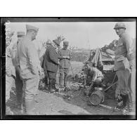 Visite de Mr Clemenceau sur le front de la Somme. Près d'Hardécourt-aux-Bois, devant une cuisine de soldats. [légende d'origine]