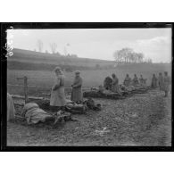 Le Hamel (Somme). Camp 60. Instruction des troupes à l'emploi du fusil mitrailleur. [légende d'origine]