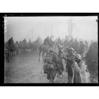 Près du bois de Bernafay, sur la route allant à Guillemont. Troupes anglaises gagnant les tranchées. [légende d'origine]