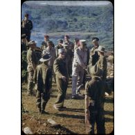 Inspection du camp retranché de Diên Biên Phu par le général Navarre, commandant en chef en Indochine, et le général Cogny, commandant les forces terrestres du Nord-Vietnam, accompagnés du lieutenant-colonel Fourcade, commandant le Groupement aéroporté n°1.